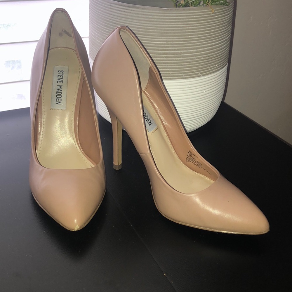 Pointed toe heels